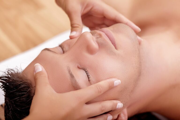 Ein Mann erhält eine entspannende Gesichtsmassage